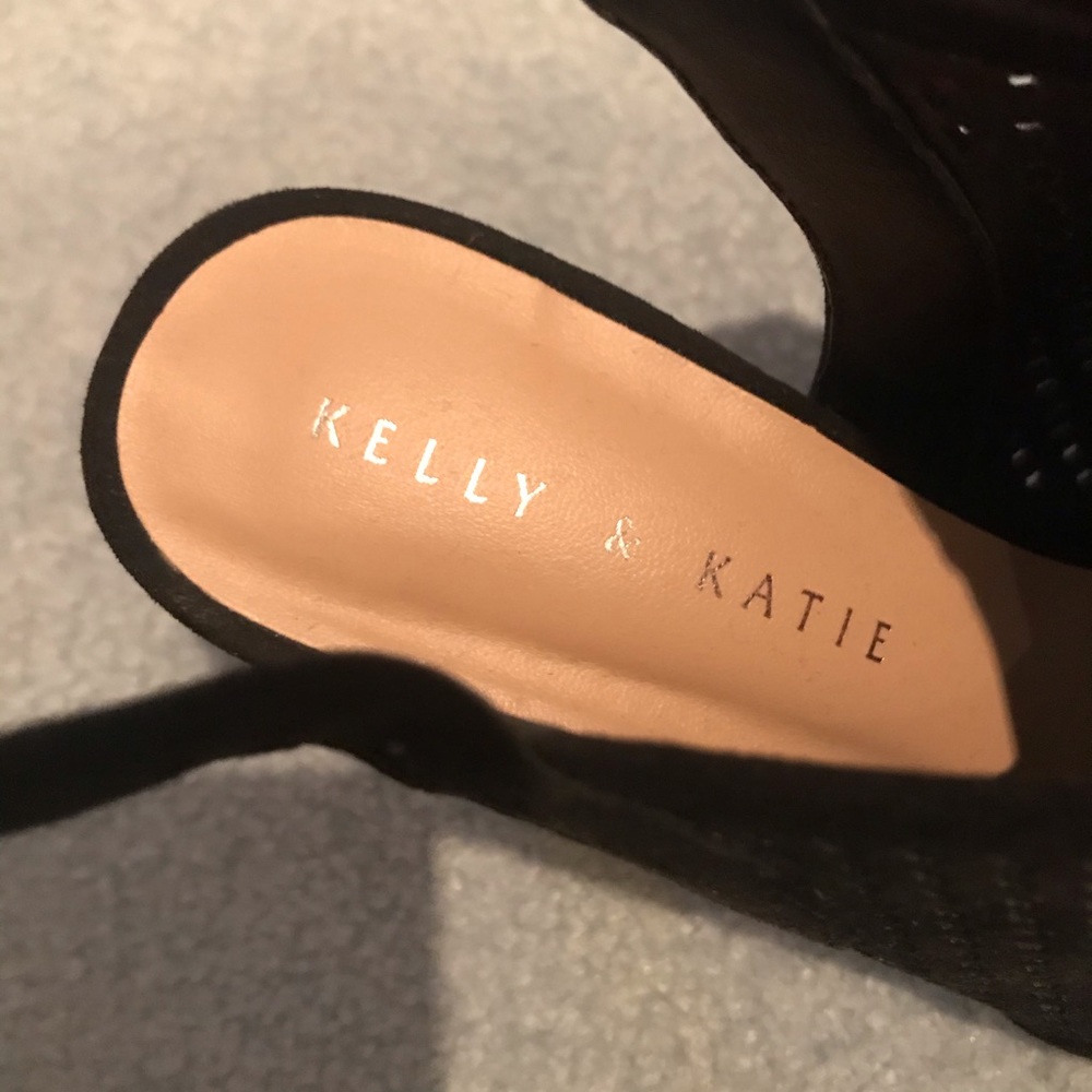 black heels! - Picture 3 of 4